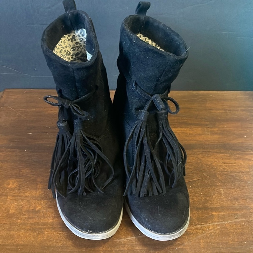 Billabong women’s sz 7.5 black Vegan suede pull on boots with fringe